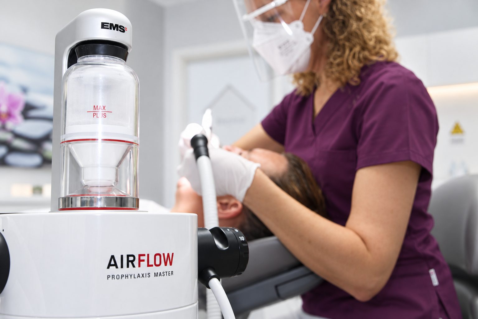 AirFlow-Gerät bei der Behandlung